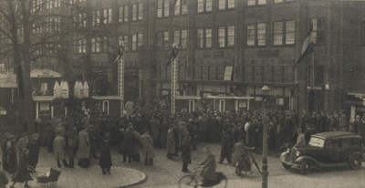 300268 Afbeelding van de drukte bij de ingang van de Jaarbeursgebouwen (Vredenburg) tijdens de 42e Jaarbeurs ...